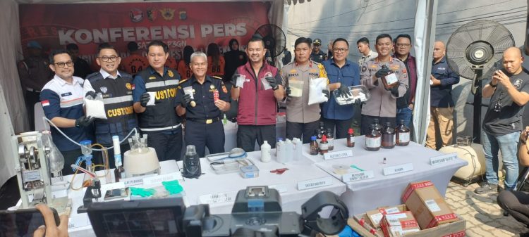  Bareskrim Polri dan Polda Sumut Gerebek Home Industry Ekstasi di Kota Medan