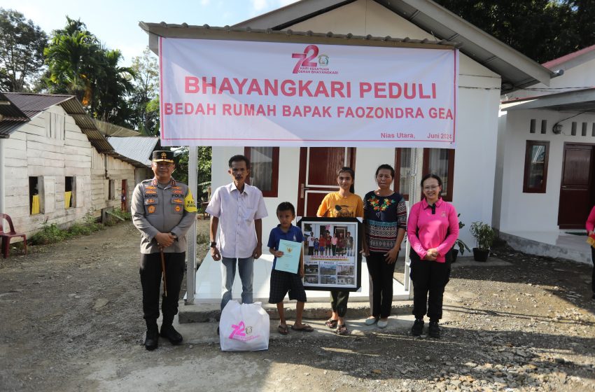  Ketua Umum Bhayangkari Bedah Rumah dan Gereja di Nias Utara