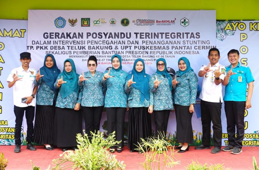  Pj. Ketua TP PKK Langkat Serahkan 100 Paket Sembako Bantuan Presiden RI di Kecamatan Tanjung Pura 