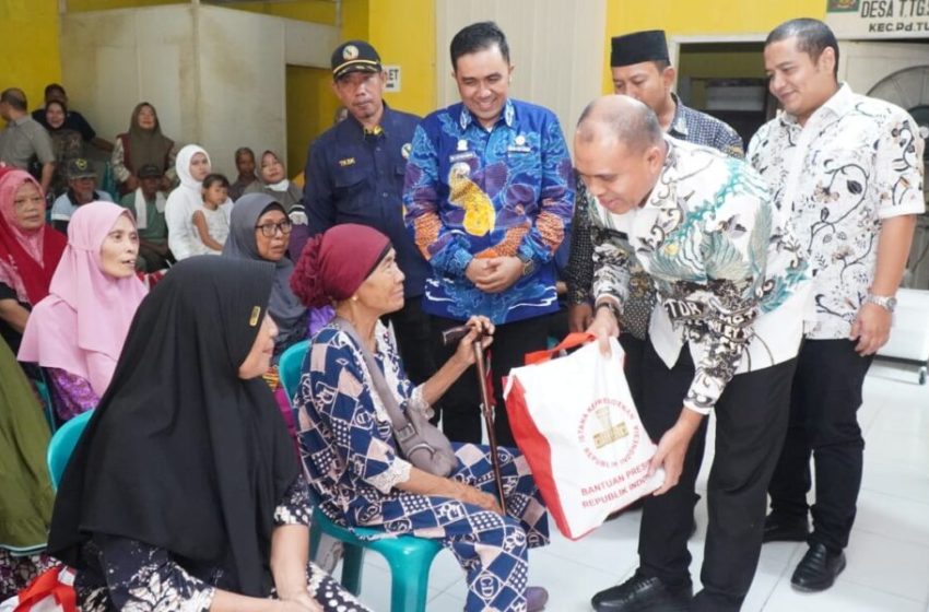  Pj. Bupati Langkat serahkan langsung 122 Paket Sembako bantuan Presiden RI di 3 Kecamatan