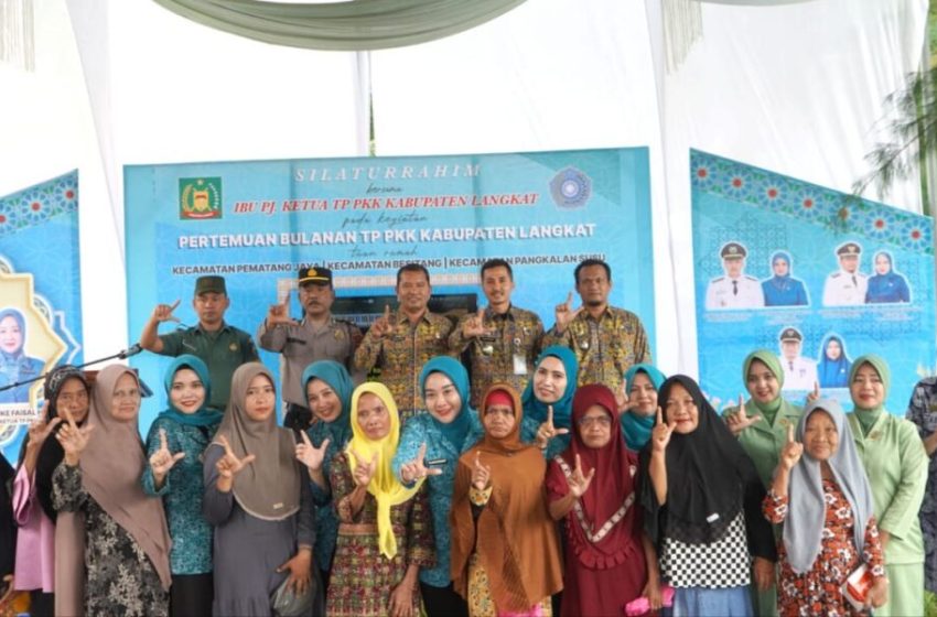  Adakan Pertemuan Bulanan di Besitang, Ketua TP. PKK Langkat serahkan Bantuan dari Presiden RI