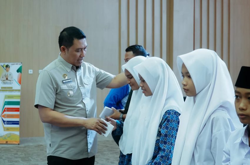  Pj. Bupati Salurkan Beasiswa Kepada Mahasiswa Kurang Mampu