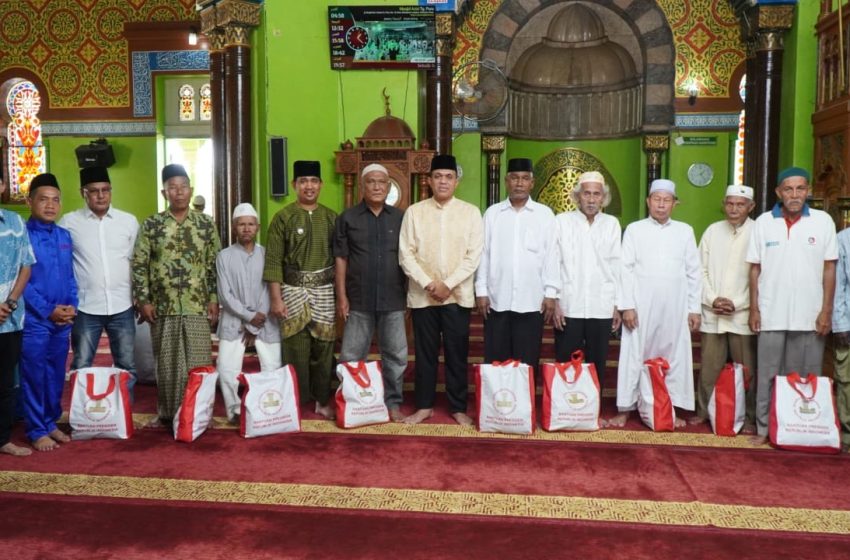  Pj. Bupati Langkat Faisal Hasrimy Laksanakan Sholat Jumat Bersama Masyarakat dan Bagikan Sembako di Masjid Azizi