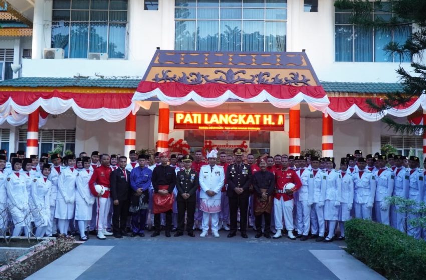  Pj. Bupati Langkat Faisal Hasrimy Hadiri Aubade bersama ribuan Masyarakat: Momentum Khidmat Akhiri Peringatan HUT ke – 79 RI