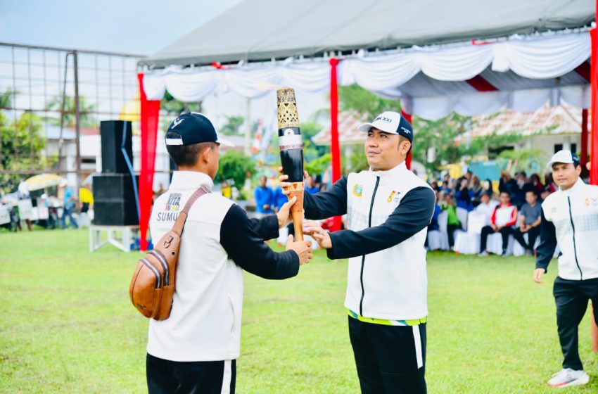 Pj Bupati Batu Bara Terima Obor Api PON XXI Aceh – Sumut 2024