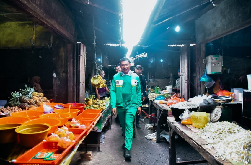  Pj. Bupati Heri Wahyudi Tinjau Harga Sembako di Pasar Kebun Kopi, Harga Masih Stabil