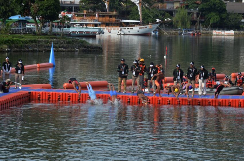  Para Atlet Renang Perairan Terbuka PON XXI 2024 Kagumi Keindahan Danau Toba