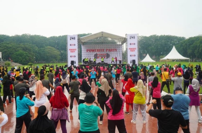  Pj. Bupati Langkat Bersama Wakapolda Sumut Ajak Warga Jaga Kesehatan Melalui Power Fit Party di Alun-alun Stabat