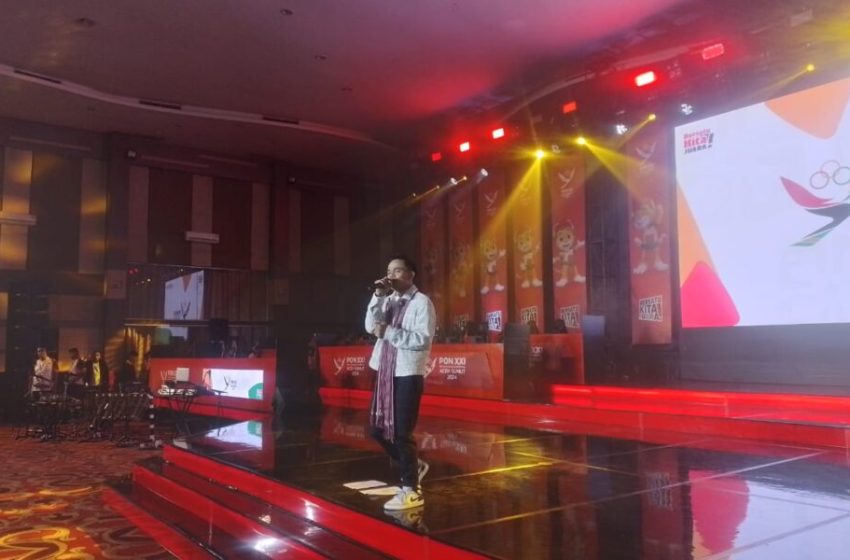  Osen Hutasoit Pukau Penonton lewat Lagu Hits ‘Tarpaima’ saat Pembukaan Cabor Esports PON XXI