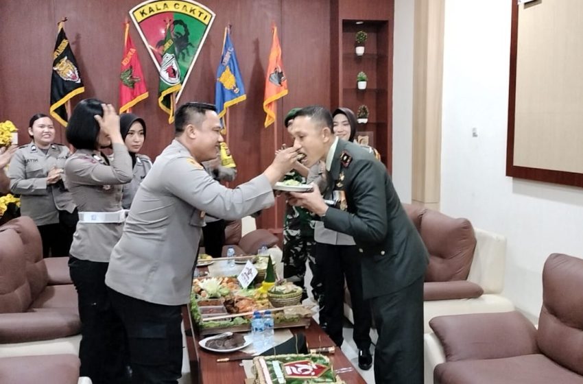 Solidaritas TNI-Polri Polres Batu Bara Beri Kado Nasi Tumpeng di HUT TNI Ke-79