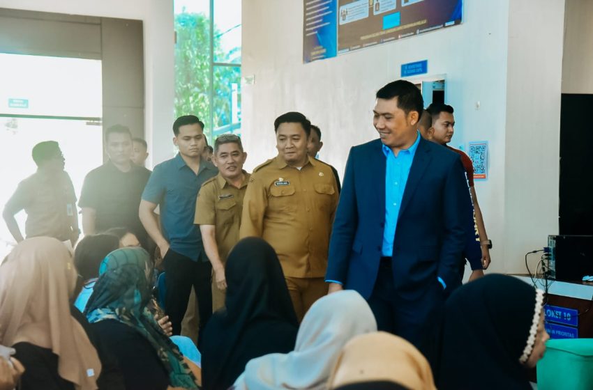  Tingkatkan Partisipasi Pemilih pada Pilkada Serentak, Pj. Bupati Heri Serahkan 1500 KTP Elektronik