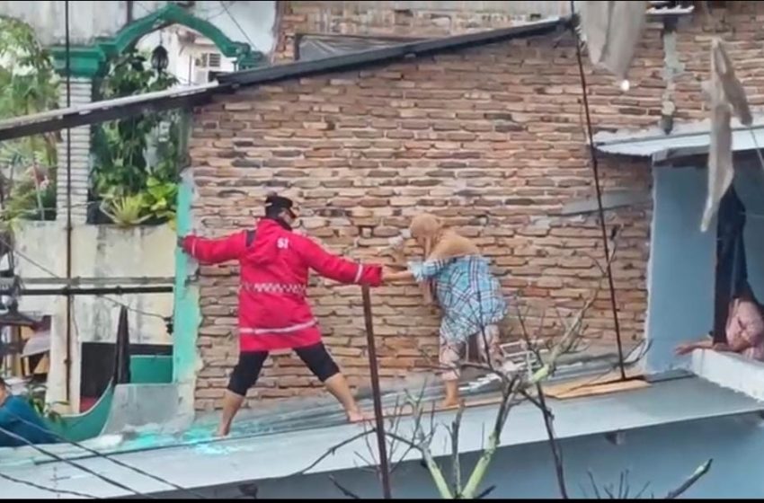  Kapolrestabes Medan Kombes Gidion Evakuasi Korban Banjir di Kampung Baru