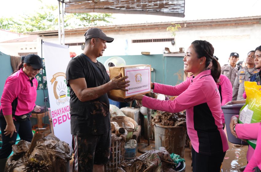  Bhayangkari Sumut Bergerak Beri Bantuan kepada Masyarakat Terdampak Banjir