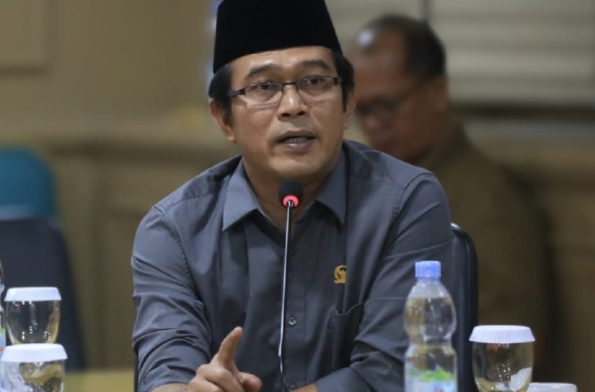  Penrad Siagian Berang: “Stop Gimik, Jangan Main-Main dengan Nasib Guru Swasta!”