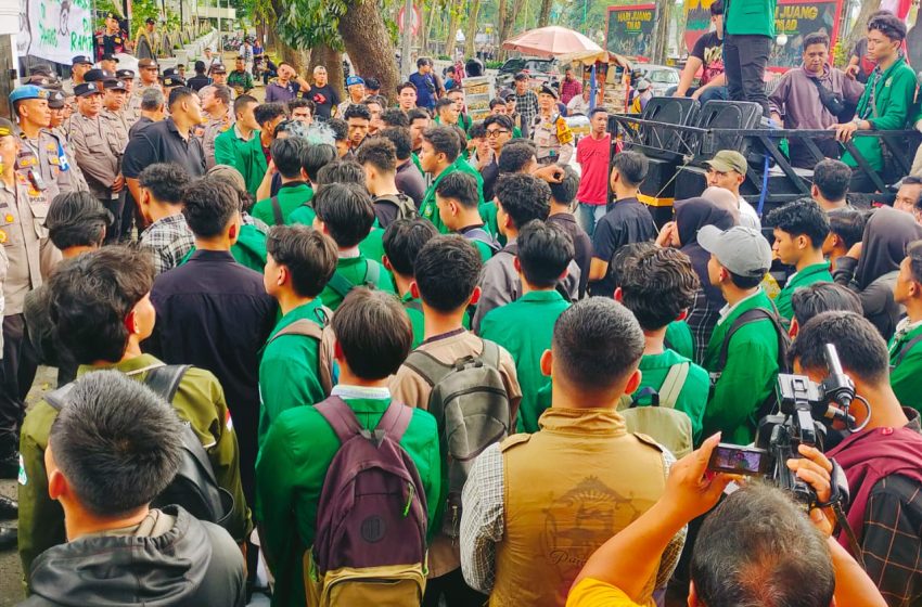  Mahasiswa UINSU Tuntut Evaluasi Efisiensi Anggaran, Massa Usir Anggota DPRD Sumut Lambok Simamora
