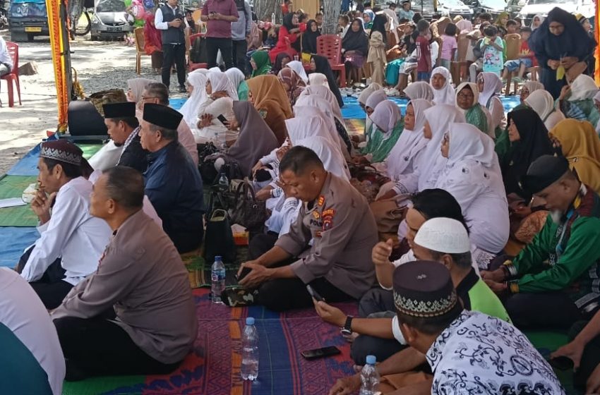  Polsek Lima Puluh Kawal Kenduri Megang dan Mandi Balimau di Pantai Sejarah