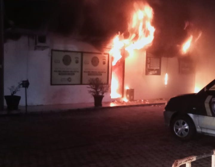  Ruang Intelkam dan Provos Polsek Medan Helvetia Dilahap Api 
