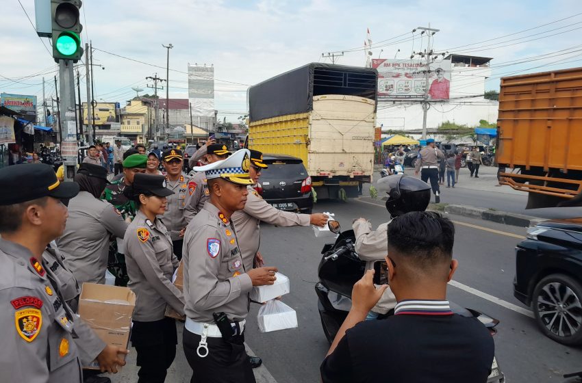  Kapolrestabes Medan dan Kapolsek Medan Tuntungan Bagi-bagi Takjil