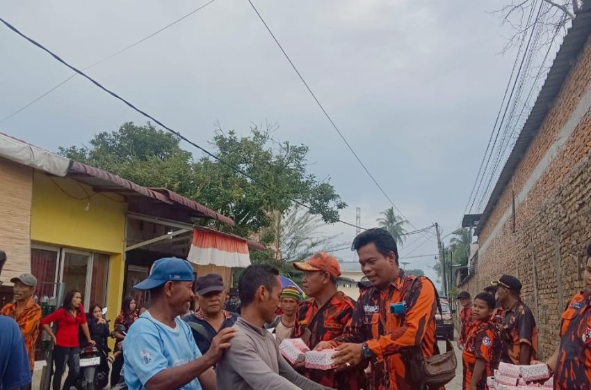  Pemuda Pancasila Pancur Batu Bagikan Ratusan Takjil kepada Pengguna Jalan Desa Baru