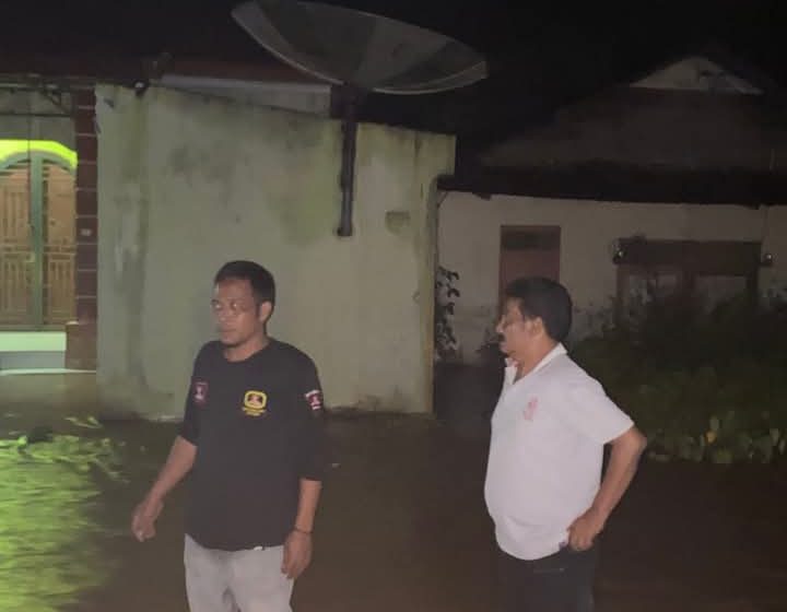  Banjir Kembali Melanda Barus, Ketua Sementara DPRD Tapteng Meninjau dan Minta Kementerian PUPR Bangun Bronjong