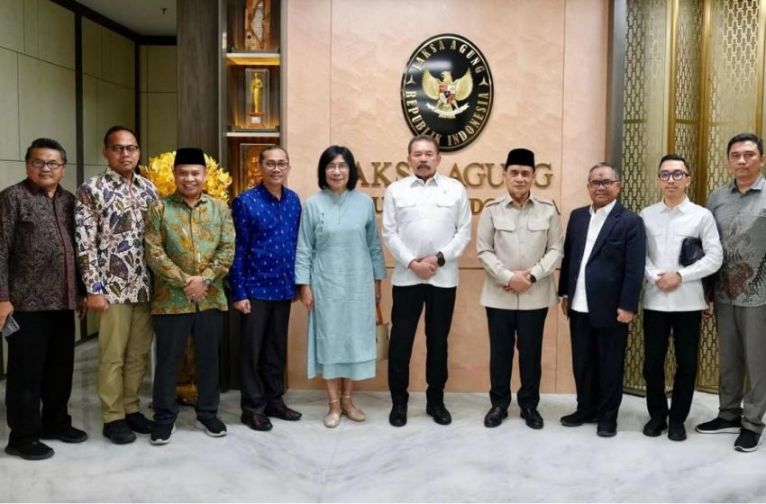  Romo Syafi’i Temui Jaksa Agung : Kembalikan Kebun Sawit Seluas 5.500 Hektar di Madina ke USU