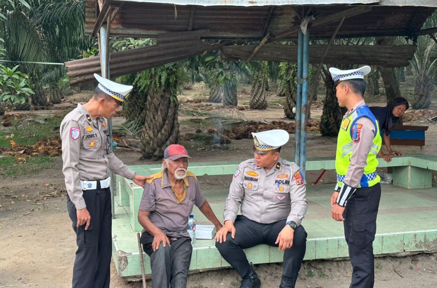  Personil Satlantas Polres Batu Bara Berbagi Jumat Berkah