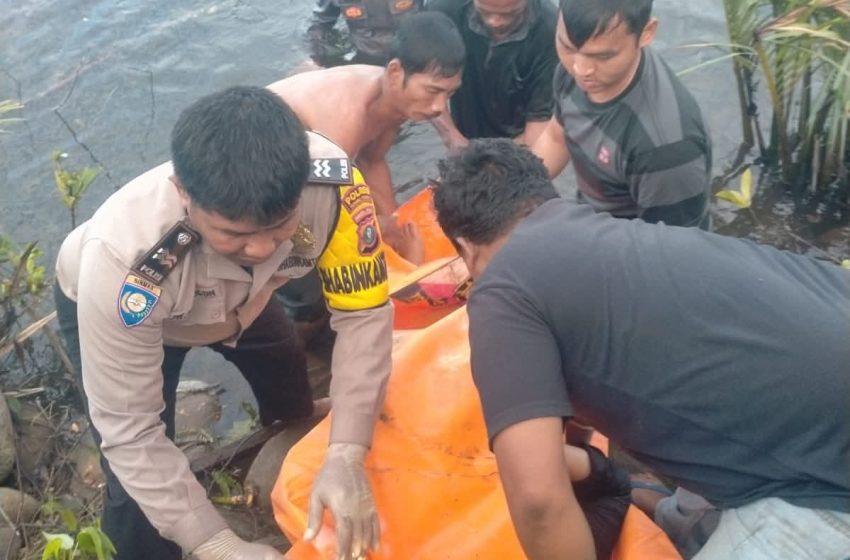  Warga Sampaikan Duka Cita :  Usut Penyebab Terjunnya Mobil Berplat Satgas ke Laut Tewaskan Tiga Orang 