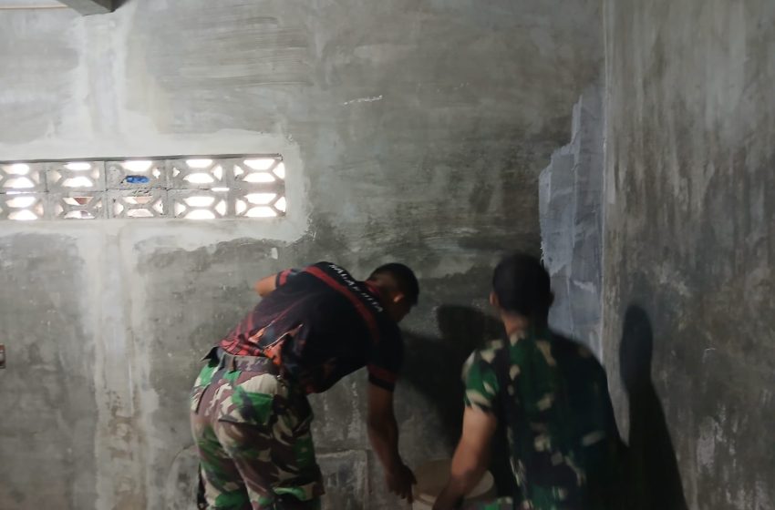 Aparat Kelurahan Puji Kepedulian Satgas TMMD 126 Dalam Pengecatan Musholla