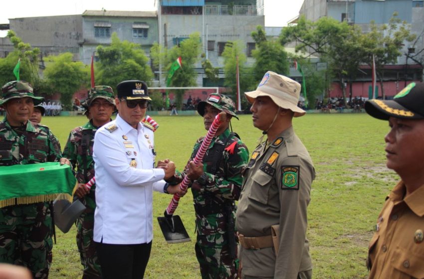  Wali Kota Medan Rico Waas Serahkan Perlengkapan Cangkul dan Sekop kepada Satgas TMMD ke-126 Kodim 0201/Medan