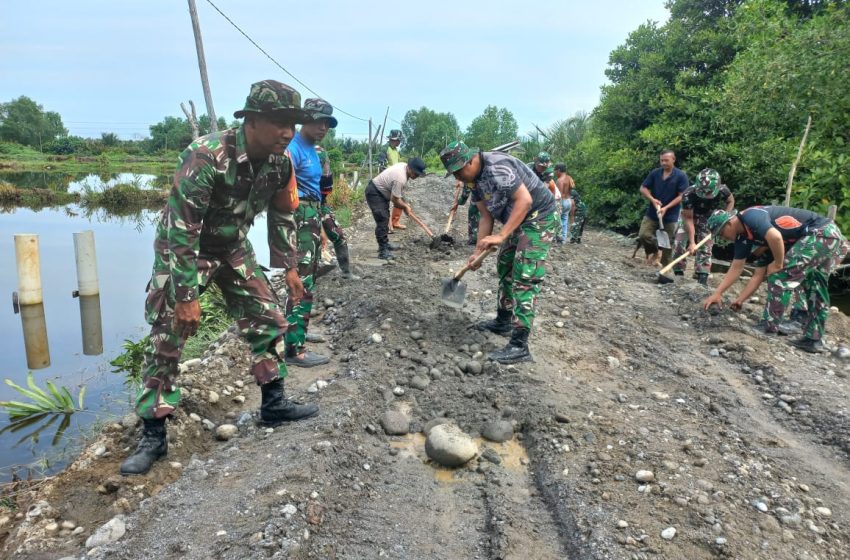  Gotong Royong Satgas TMMD dan Warga Ratakan Jalan Marelan