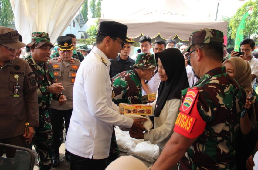  Wali Kota Medan Rico Waas Serahkan Bantuan Sembako kepada Warga Marelan dalam Kegiatan TMMD ke-126 Kodim 0201/Medan
