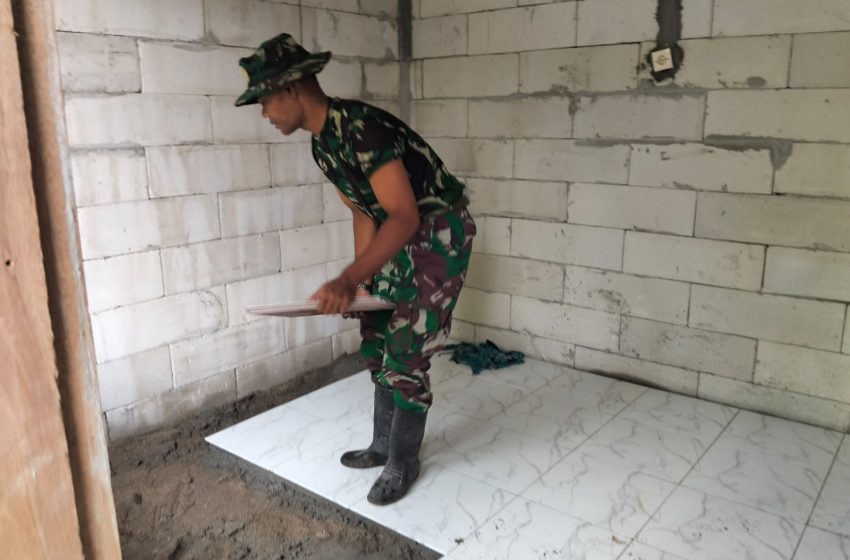  Satgas TMMD 126 Kodim Medan Pasang Keramik Rumah Warga di Paya Pasir