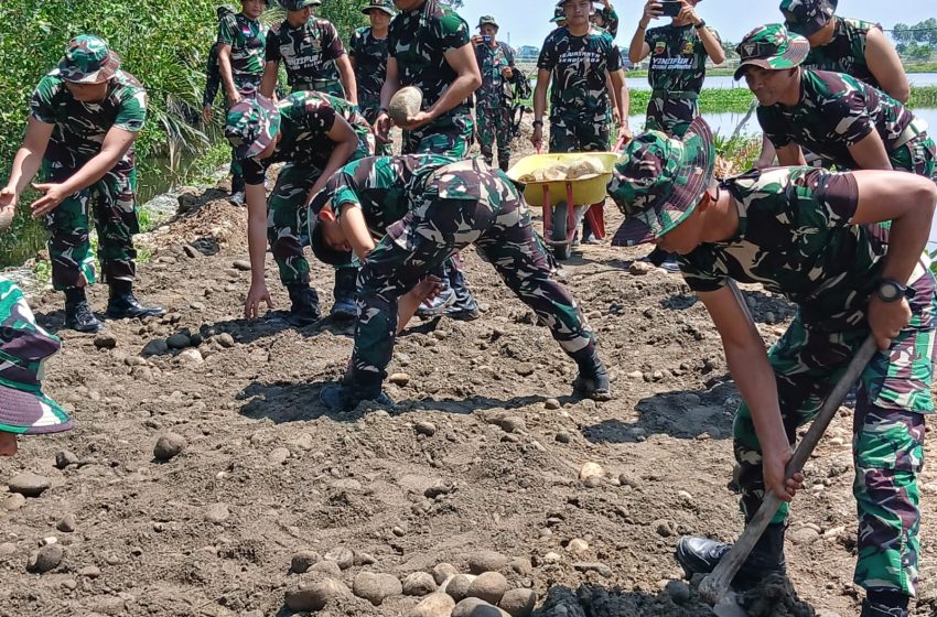  TNI dan Warga Bersatu Bangun Jalan di Medan Marelan Lewat TMMD 126