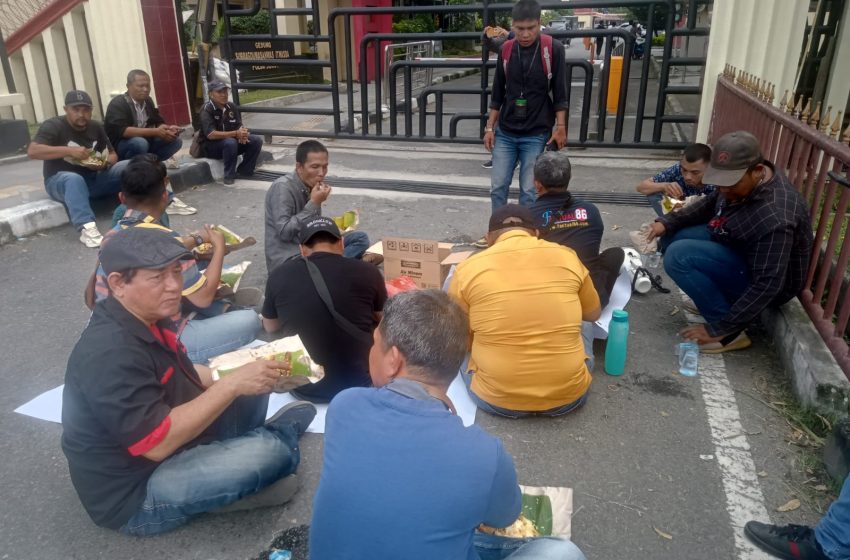  Puluhan Wartawan Gelar Aksi Demonstrasi di Polda Sumut: Copot Kapolsek Patumbak