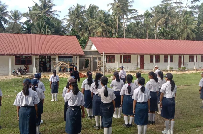  Brimob Latih Disiplin dan Semangat Nasionalisme di SMPN 5 Gunungsitoli Idanoi