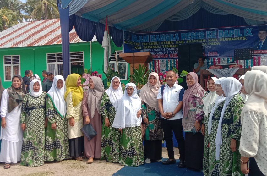 Reses Bertemu Masyarakat, Rahmansyah Sibarani Serahkan Bantuan 20 Komputer dan Lima Laptop Pelajar