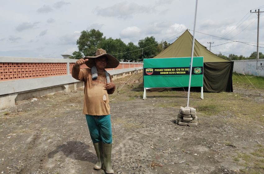  Baharuddin, Warga Hamparan Perak, Ikut Bersihkan Posko TMMD 126 Kodim 0201 Medan