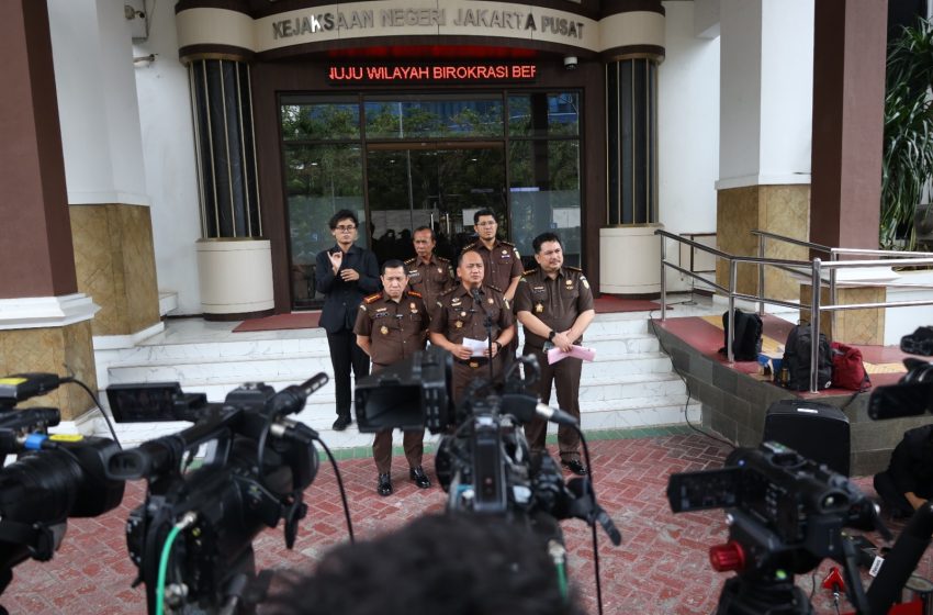  Jampidsus Gelar Penyerahan Tersangka dan Barang Bukti (Tahap II) Perkara Digitalisasi Pendidikan Kemendikbudristek terhadap 4 Orang Tersangka 