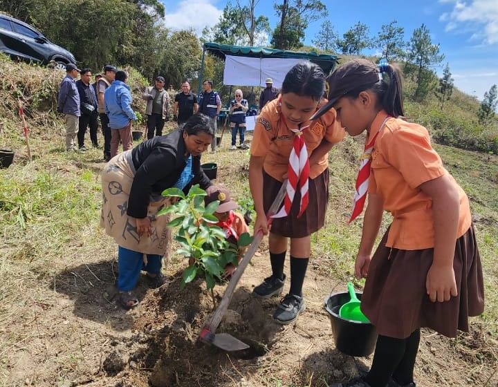  INALUM Tanam 600 Pohon, Tanda Dimulainya Penghijauan 500 Hektar di DTA Danau Toba