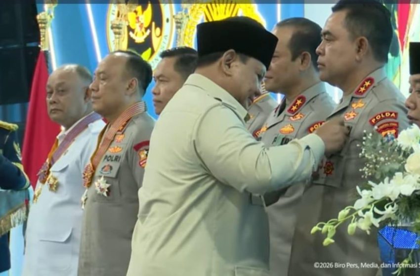  Presiden Prabowo Anugerahkan Satyalancana Wira Karya kepada Kapolda Sumut