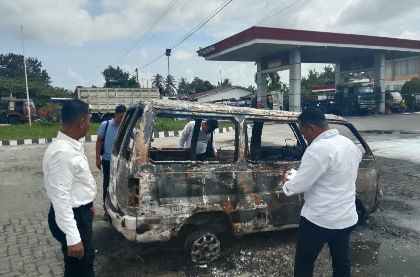  Diduga Korsleting Aki, Suzuki Carry Terbakar di SPBU Pakam; Kerugian Capai Rp20 Juta