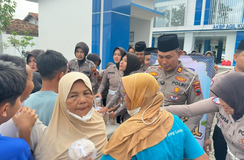  Ratusan Takjil Dibagikan, Wakalantas Pati Pesan Tertib Lalu Lintas