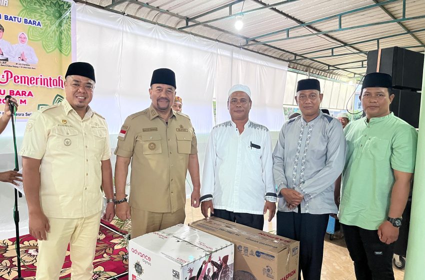  Safari Ramadan ke – 7 di Desa Laut Tador, Bupati Baharuddin Serahkan Bantuan untuk Masjid dan Anak Yatim