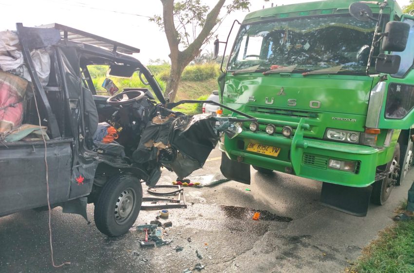  Tabrakan Pick Up dan Tronton di Jalinsum Batu Bara, Dua Orang Luka-Luka