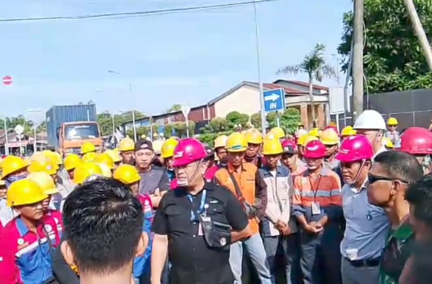  Diduga Aturan Berlaku Surut, Puluhan Pekerja Kontraktor PT MNA Mogok Kerja di Gerbang Perusahaan