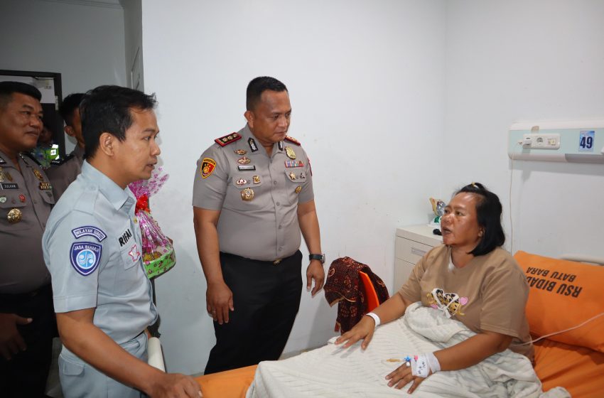  Kapolres Batu Bara Besuk Korban Kecelakaan Maut di Tol Lima Puluh-Indrapura, Wujud Kepedulian kepada Korban dan Keluarga