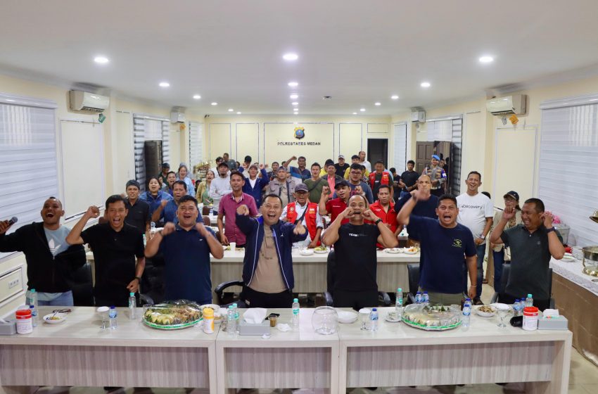  Kapolrestabes Medan Nobar Kick Off Piala Dunia 2026 Bersama Personel dan Masyarakat