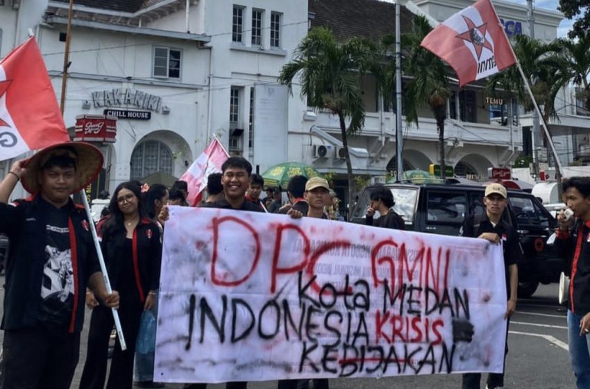  Ratusan Massa GMNI Gelar Unras di DPRD Medan , Ini Tuntutannya 