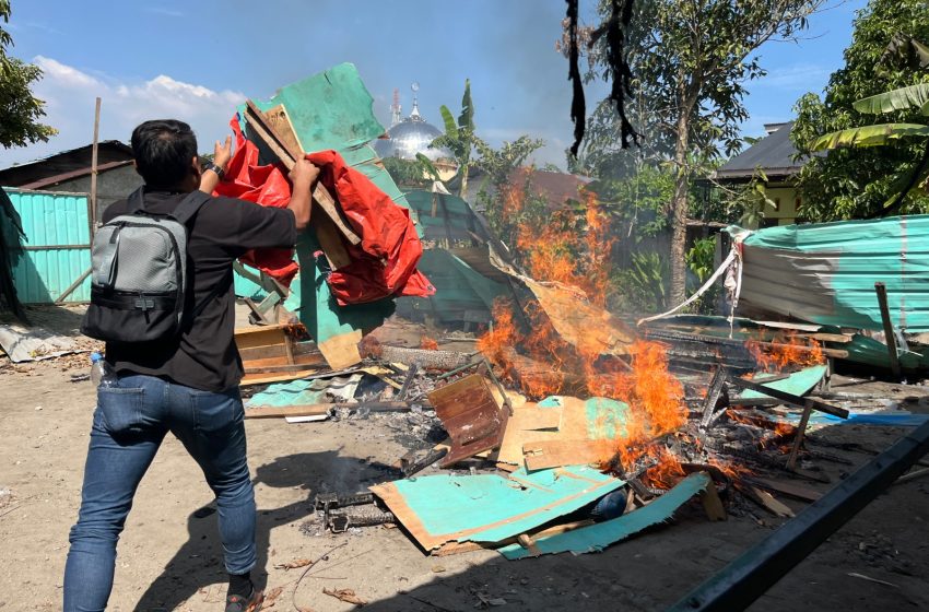  Polisi Bakar Sarang Narkoba di Area Perkebunan dengan Pengamanan Sejumlah CCTV di Sei Mencirim  