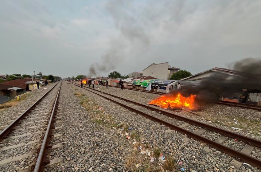  Polrestabes Medan Bakar Sarang Narkoba di Bantaran Rel KA Medan – Kualanamu, 3 Kg Ganja dan Senjata Disita